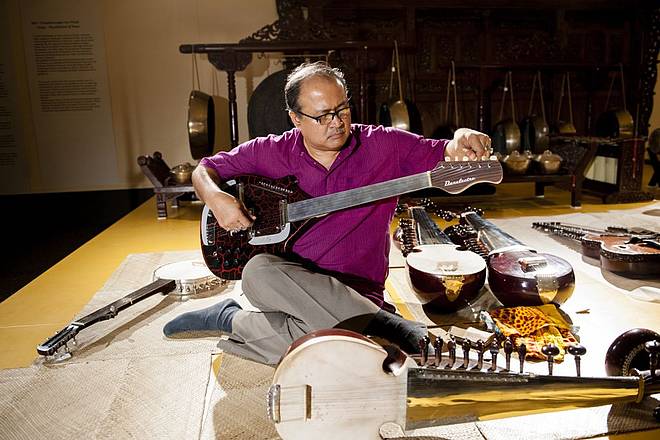 Musician Somjit DasGupta tuning a modified Danelectro Coral Sitar, photo: Sebastian Bolesch